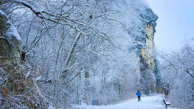 密苏里河悬崖被滑雪者覆盖的雪景