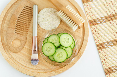鲜黄瓜片、丝瓜海绵、木发刷、按摩体刷、化妆刷。自制面膜的配料。天然美容护理配方，零浪费理念。俯视图，