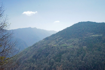尼泊尔，在乌云密布的蓝天下，徒步前往戈雷帕尼潘山欣赏绿色山景