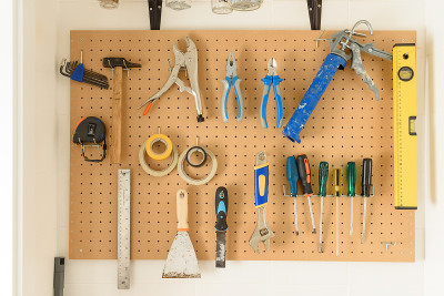 各种diy工具挂在墙上