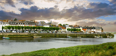 Saint-Valery-sur-Somme。阴天下的索姆河河口的码头和建筑。皮卡第。Hauts-d
