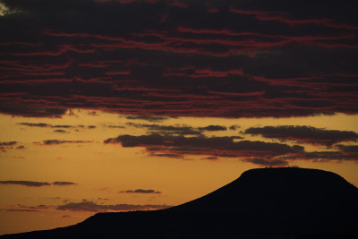 夕阳背景的云和山