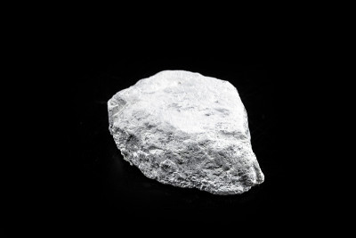 氧化钙，又称生石灰、生石灰。用于建筑的工业产品