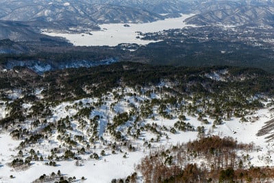 万代山的火山口盆地