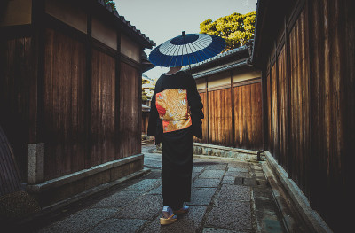 美丽的日本老年妇女走在村里。典型的日本传统生活方式