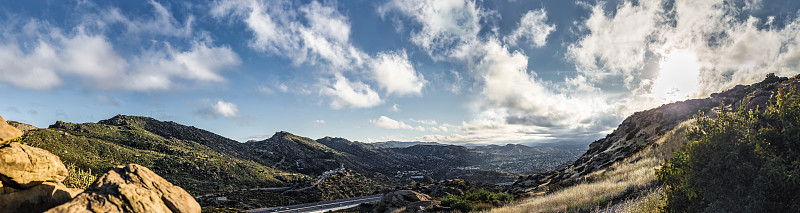 加州圣费尔南多谷的岩石山峰