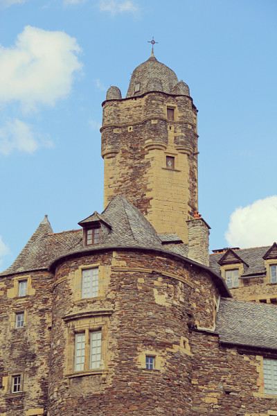 塔在Estaing村，Aveyron，法国。