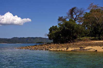 马达加斯加多云的泻湖和海岸线