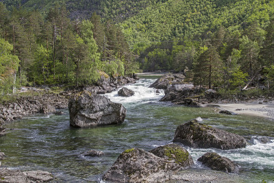 劳马是挪威Møre og Romsda省的一条湍急的河流