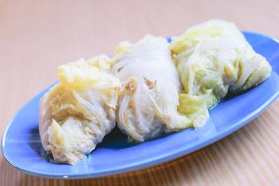 卷心菜塞满了米饭和肉