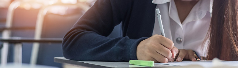 学校考试与学生在课堂上参加教育入学考试，在大学课堂上努力思考，写答案，教育和世界扫盲日的概念