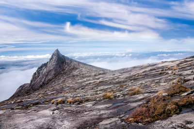 马来西亚基纳巴卢山山顶的自然景观