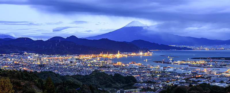 全景城市黄昏和航运港口和富士山与蓝天背景日本
