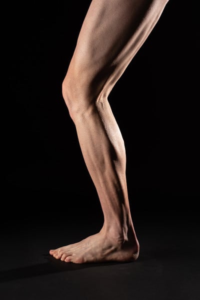 男性肌肉刮腿