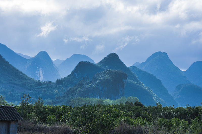 群山和乡村景色