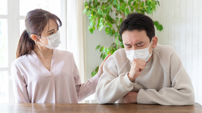 年轻的亚洲夫妇戴着面具