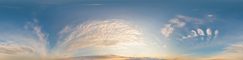 深蓝色的日落天空全景与卷云。球面等矩形格式无缝hdr pano。完整的天顶3D可视化，游戏和天空替换