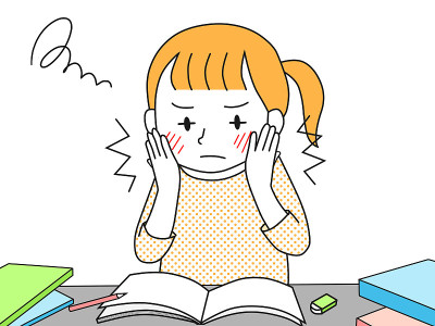 一名女学生一边学习一边对抗困倦