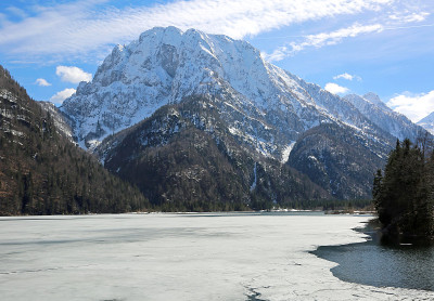 冰冻的小高山湖泊景观