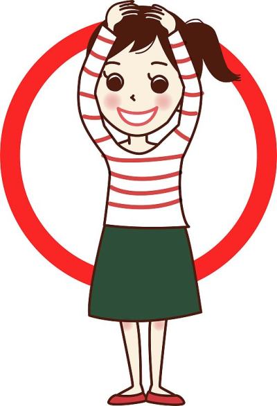 一个摆着“maru”姿势微笑的年轻女子。