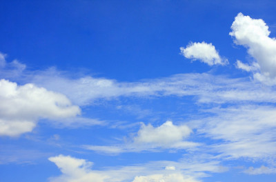蓝色的天空背景。