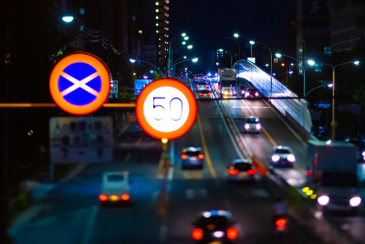 东京市中心的夜间微缩街道倾斜