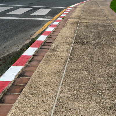 红白相间的混凝土人行道路缘