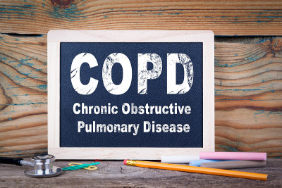 copd，慢性阻塞性肺病。木制背景上的黑板
