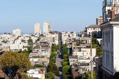 在一个阳光明媚的日子里，加州旧金山太平洋高地住宅区的景观