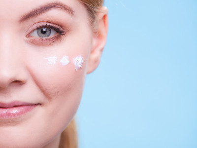 护肤品。面对年轻女子女孩照顾干燥的皮肤。
