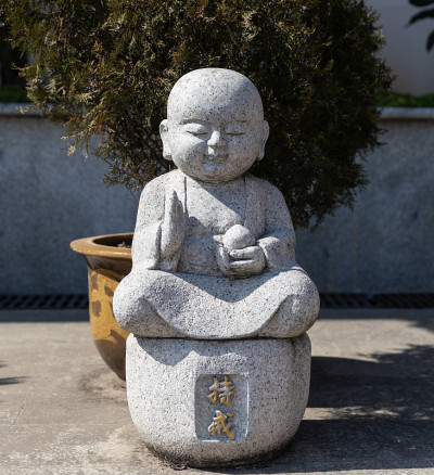 七宝寺庭院坐着的小和尚坐禅石雕
