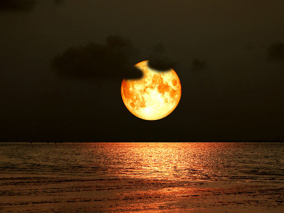 超级满血月对海云夜空背景