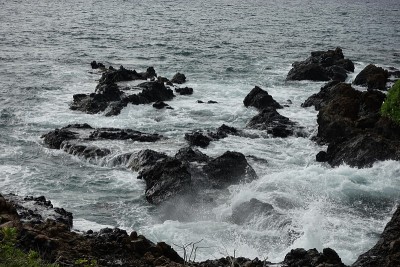 水冲击着僻静岛屿的岩石