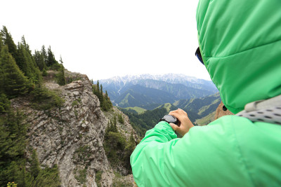 登山者在山顶检查运动手表上的高度计