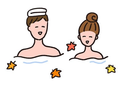 一对年轻夫妇在温泉里放松，落叶在空中飘浮。