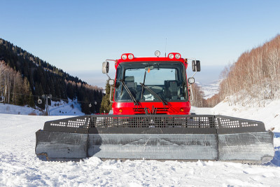 哈萨克斯坦山上的红色雪车