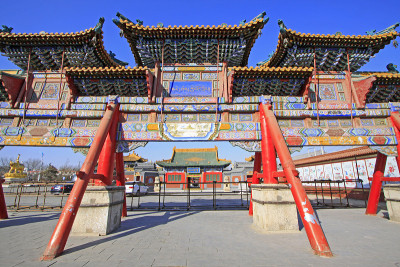 2015年2月5日，中国内蒙古自治区呼和浩特市，西里土召喇嘛庙的牌坊景观建筑