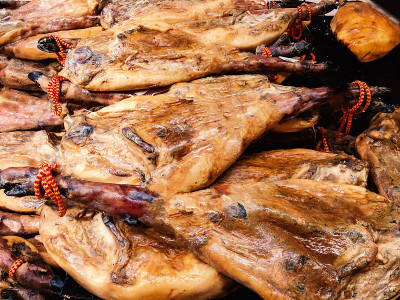 Jamon肉。塞拉诺火腿-传统的西班牙伊比利亚火腿可以作为背景
