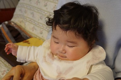 婴儿被妈妈抱着。