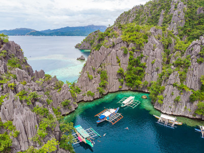 鸟瞰图上的双泻湖天堂岛与尖锐的石灰岩，热带旅游目的地-科伦，巴拉望，菲律宾。