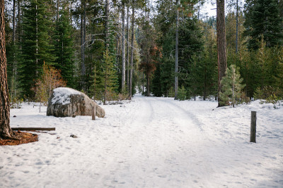 白雪皑皑的徒步旅行