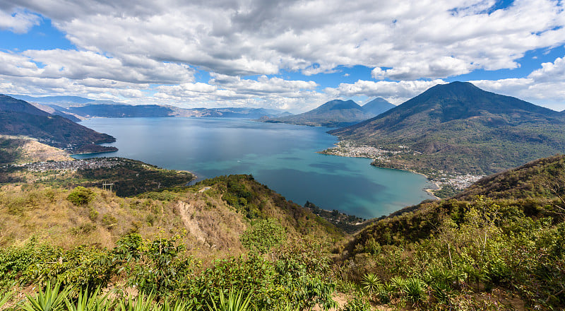 阿蒂特兰湖火山全景图-小村庄圣佩德罗，圣马科斯，圣胡安和帕纳贾赫尔在阿蒂特兰湖在危地马拉高地