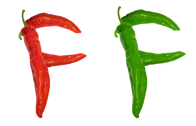 字母F由绿辣椒和红辣椒组成