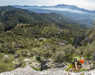 一名男子在攀爬via ferrata