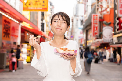 日本大阪吃章鱼烧的亚洲女人