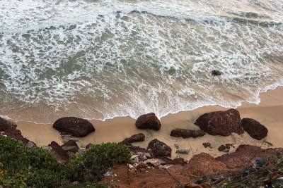 海浪和岩石的顶视图