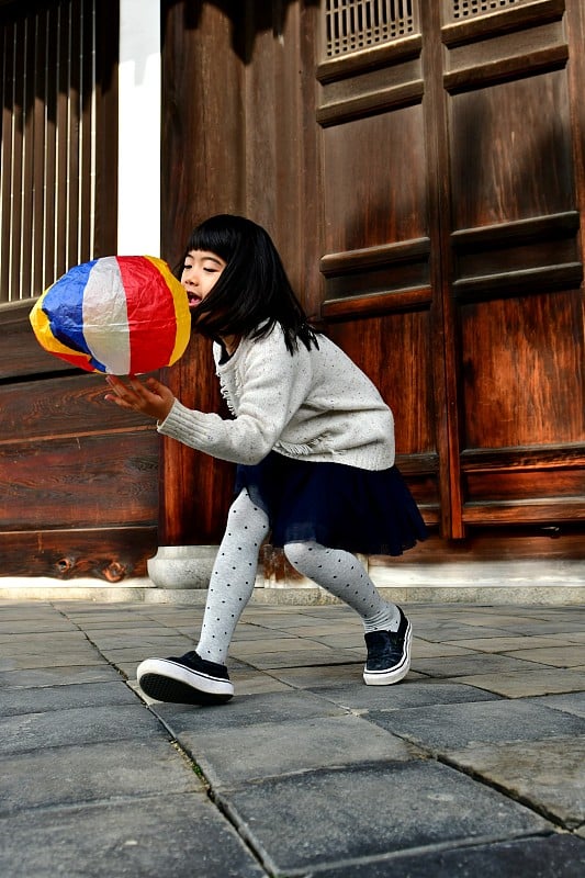 日本小女孩在京都东福寺玩纸气球