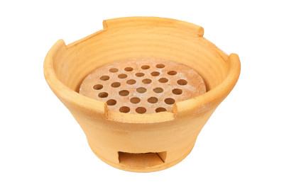 一个陶土火锅孤立在白色
