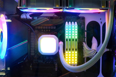 特写和内部高性能台式电脑和冷却系统的CPU插座与彩色LED RGB灯显示工作状态，室内电脑机箱和DI