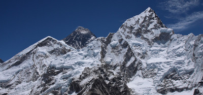 春天是珠穆朗玛峰和Nuptse